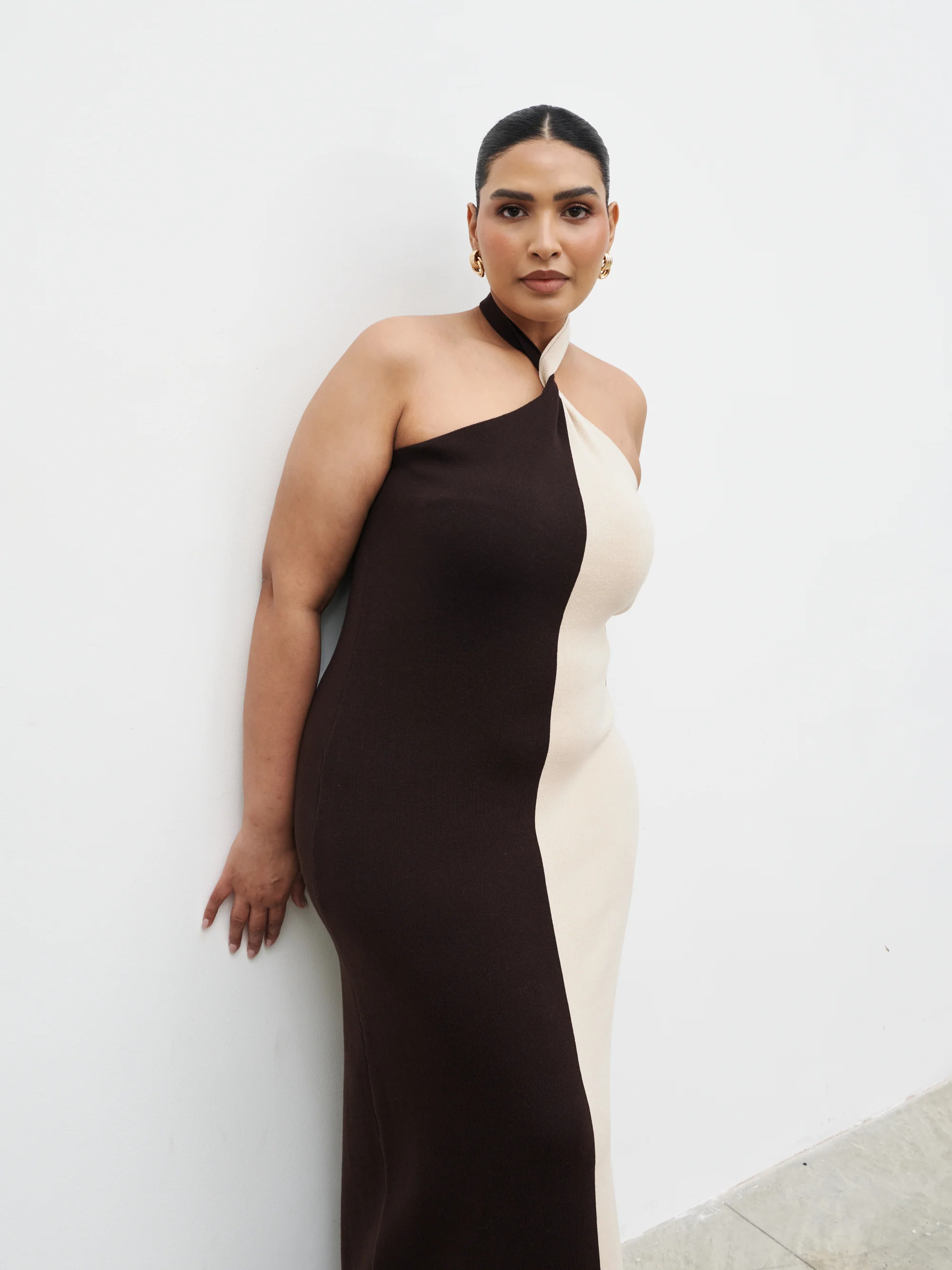 Berkley Contrast Knit Maxi Dress Curve - Beige and Chocolate Brown - Image 5