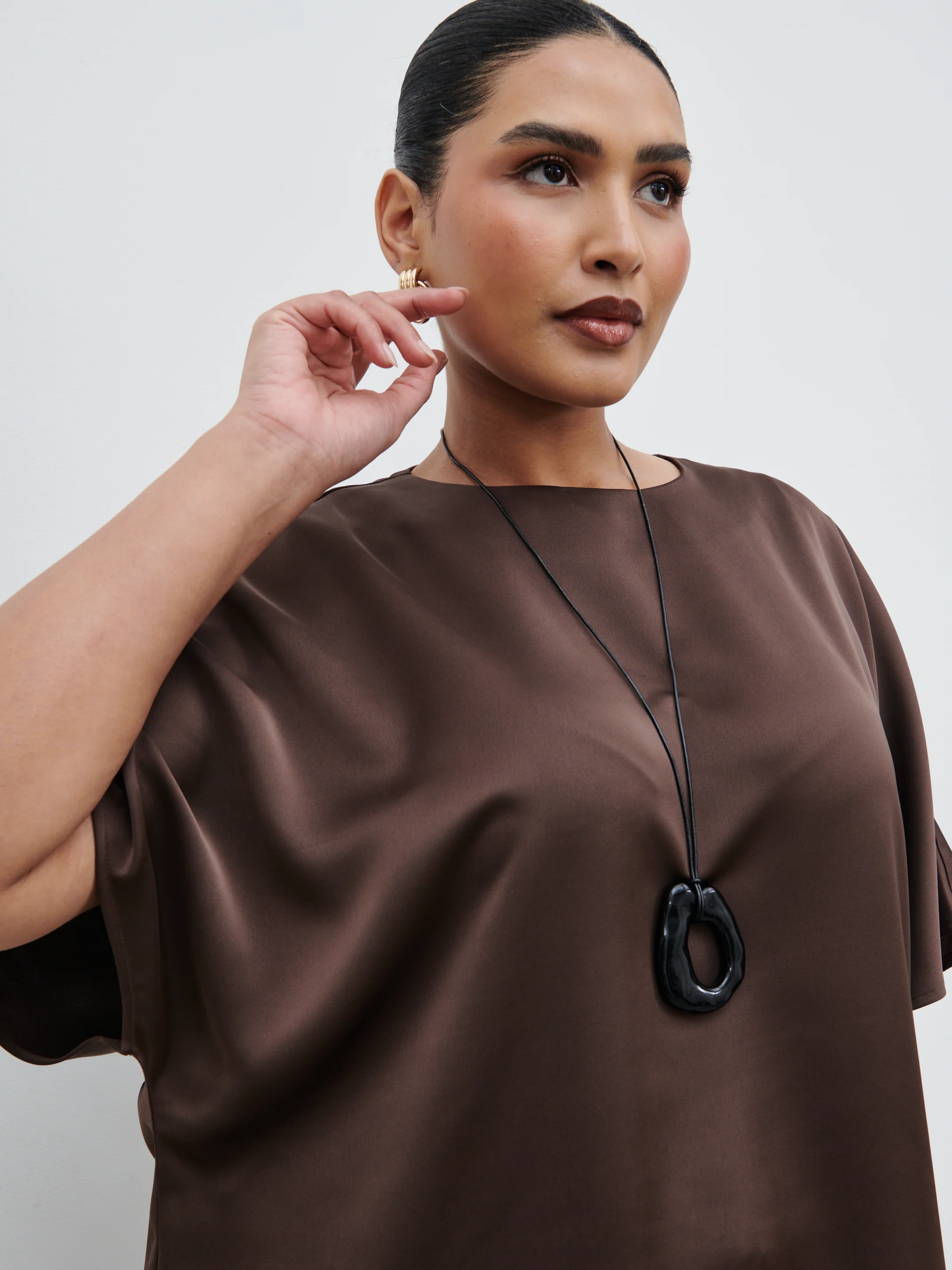 Breya Boxy Satin T-Shirt Curve - Chocolate Brown - Image 2