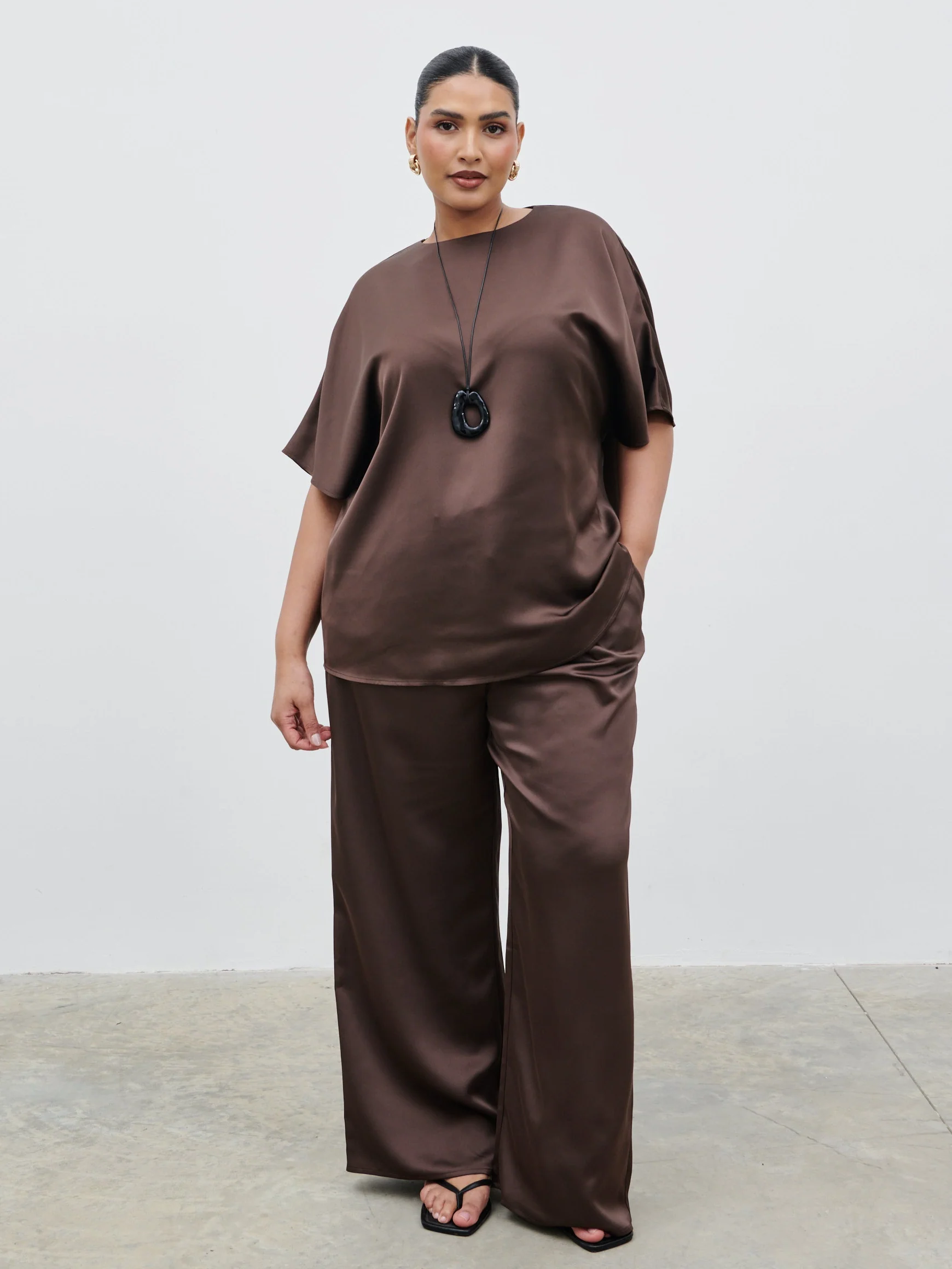 Breya Boxy Satin T-Shirt Curve - Chocolate Brown - Image 3