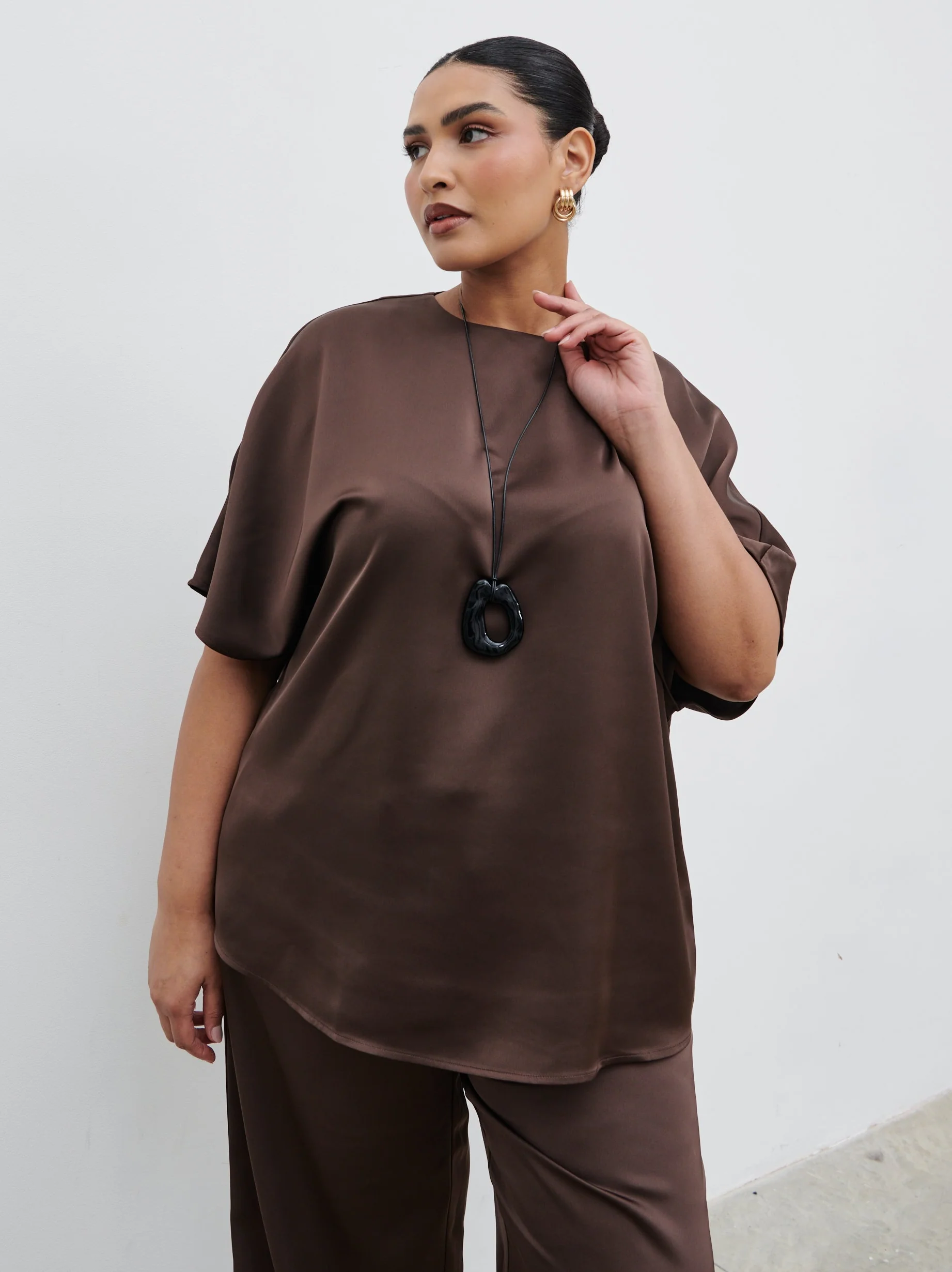Breya Boxy Satin T-Shirt Curve - Chocolate Brown - Image 4