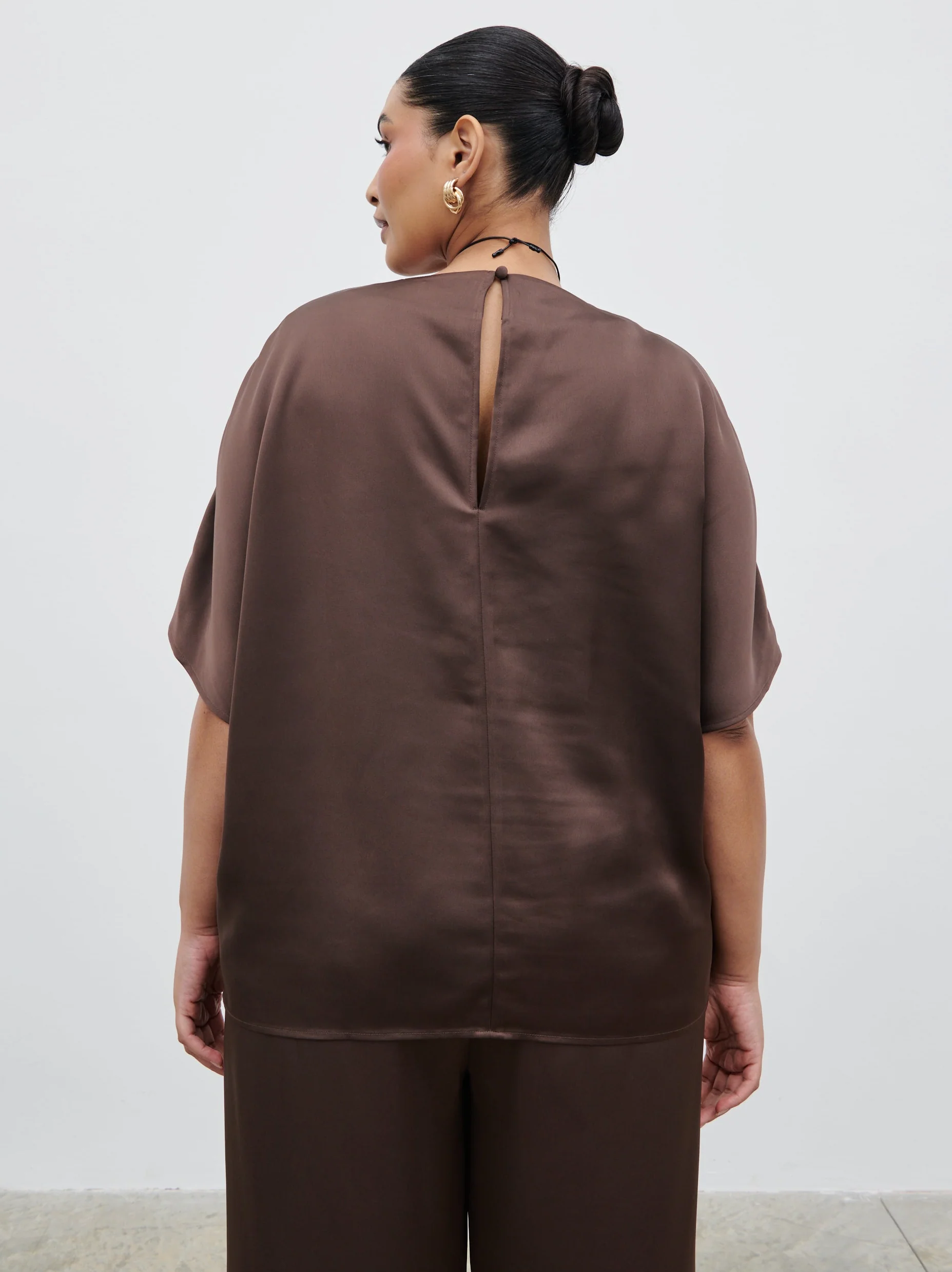 Breya Boxy Satin T-Shirt Curve - Chocolate Brown - Image 5