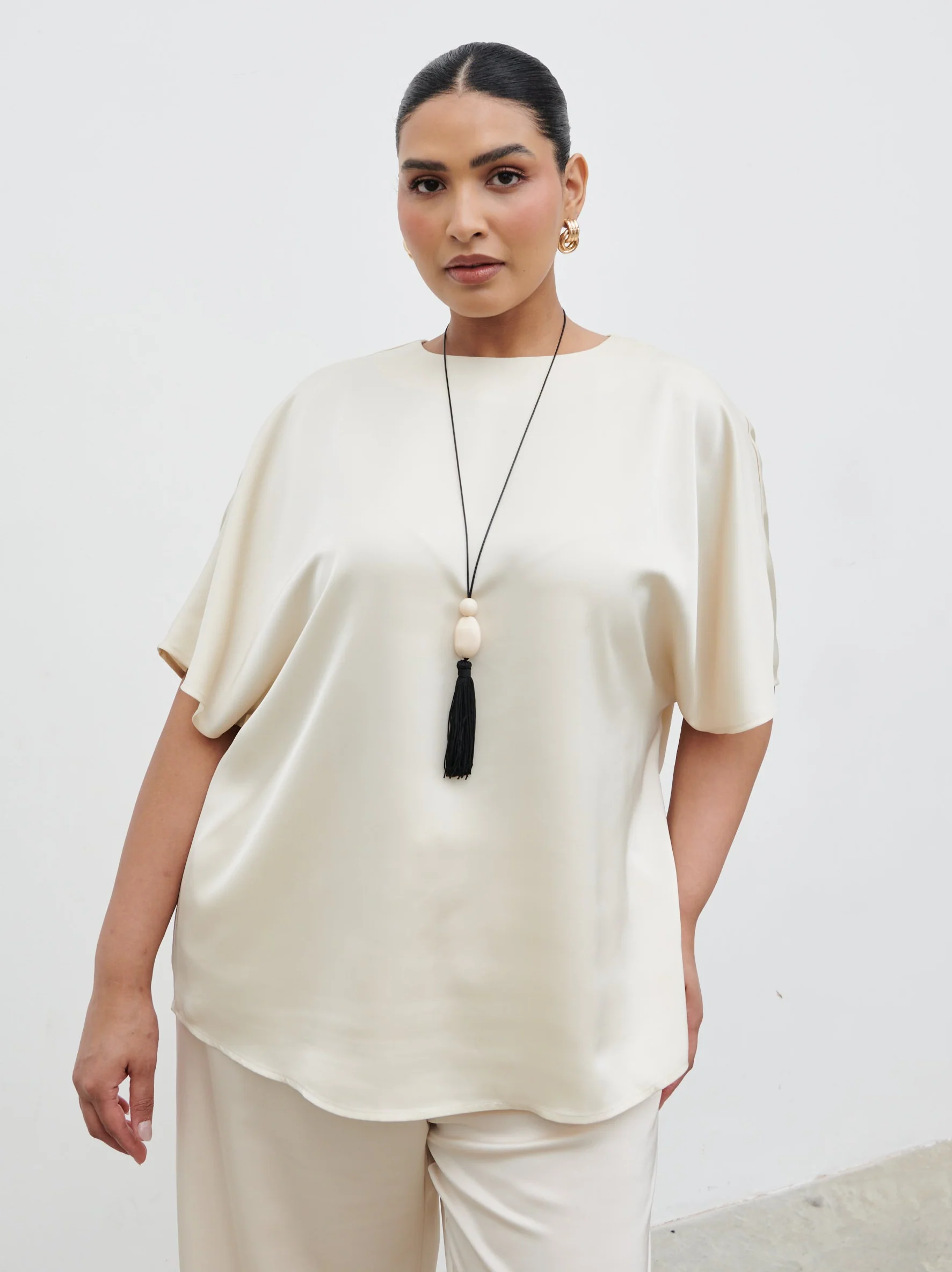 Breya Boxy Satin T-shirt Curve - Oyster - Image 2