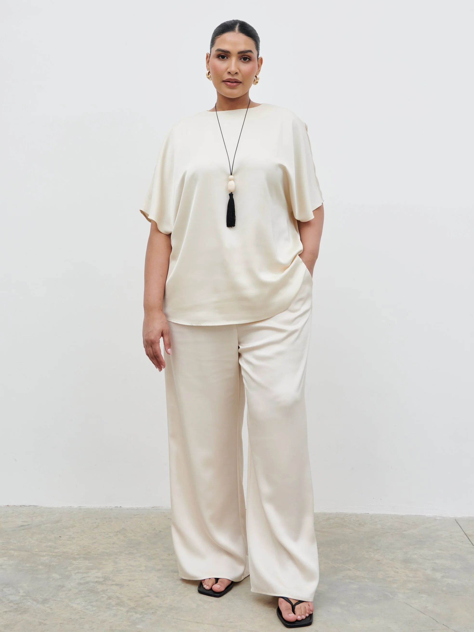 Breya Boxy Satin T-shirt Curve - Oyster - Image 4
