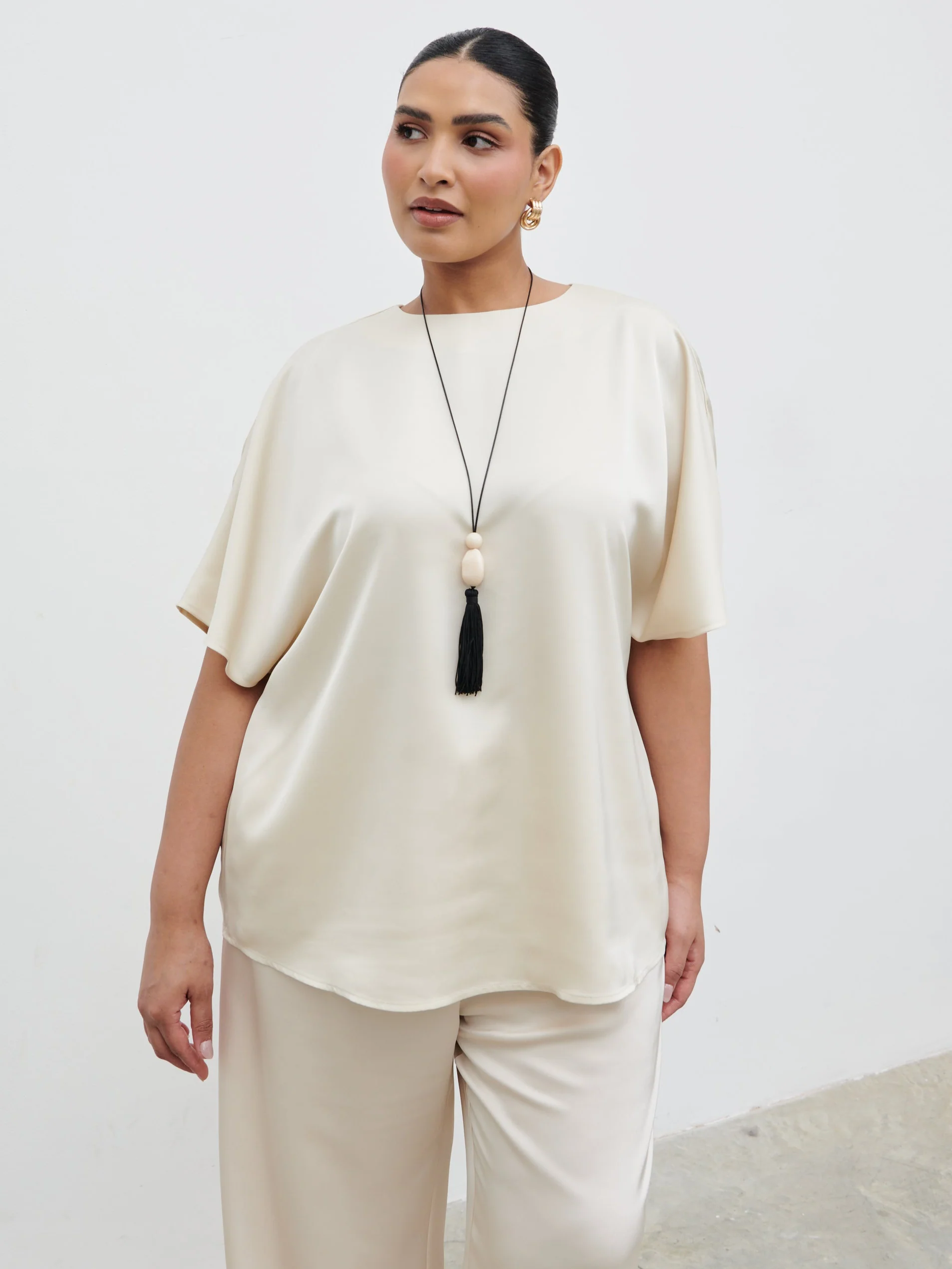 Breya Boxy Satin T-shirt Curve - Oyster - Image 5