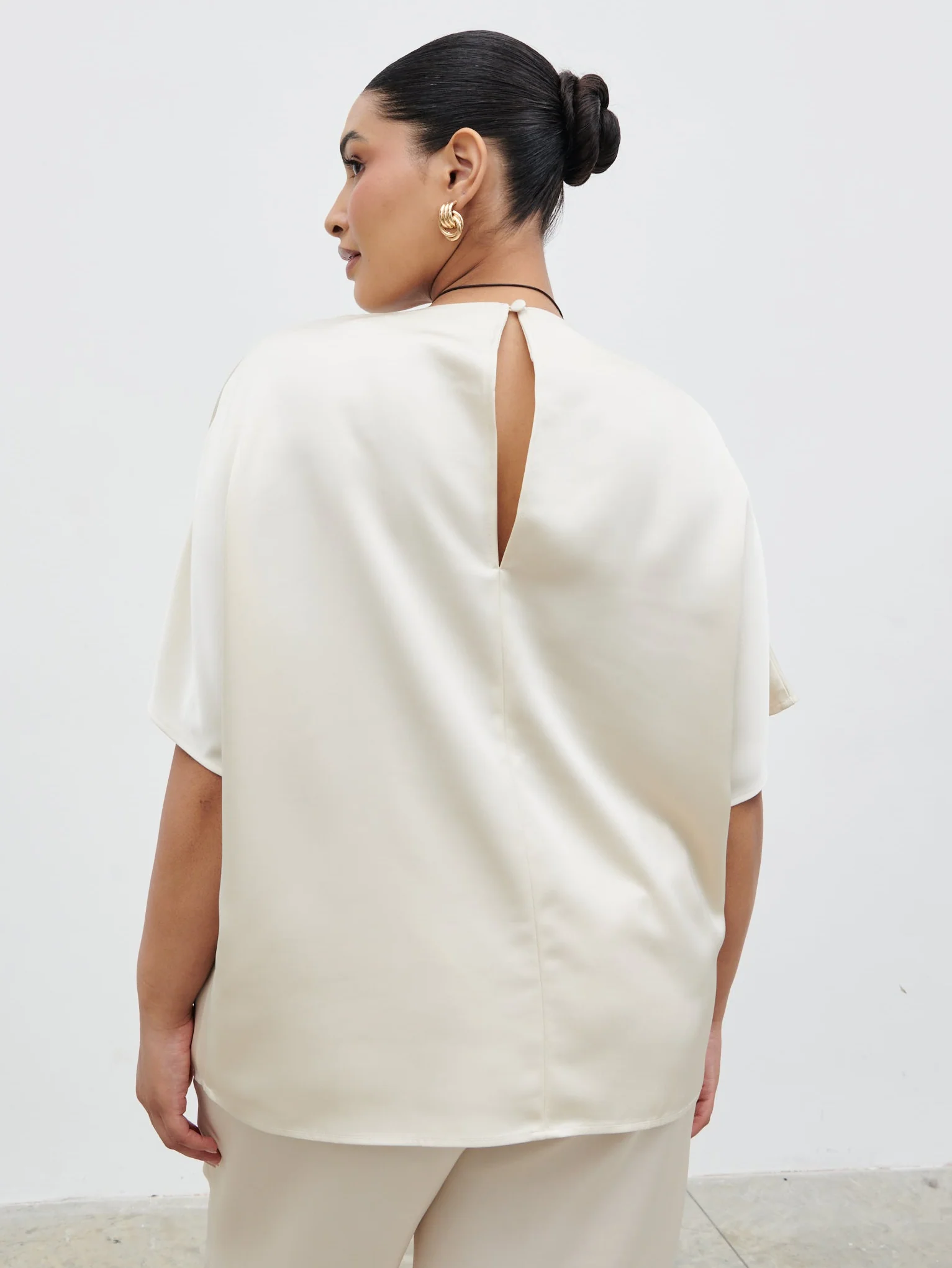 Breya Boxy Satin T-shirt Curve - Oyster - Image 6