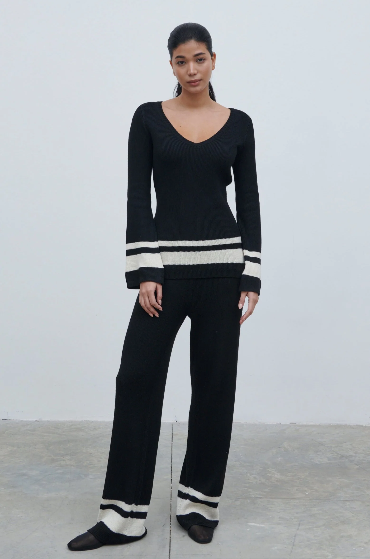 Cassie V Neck Contrast Knit Jumper - Black and Cream - Image 4