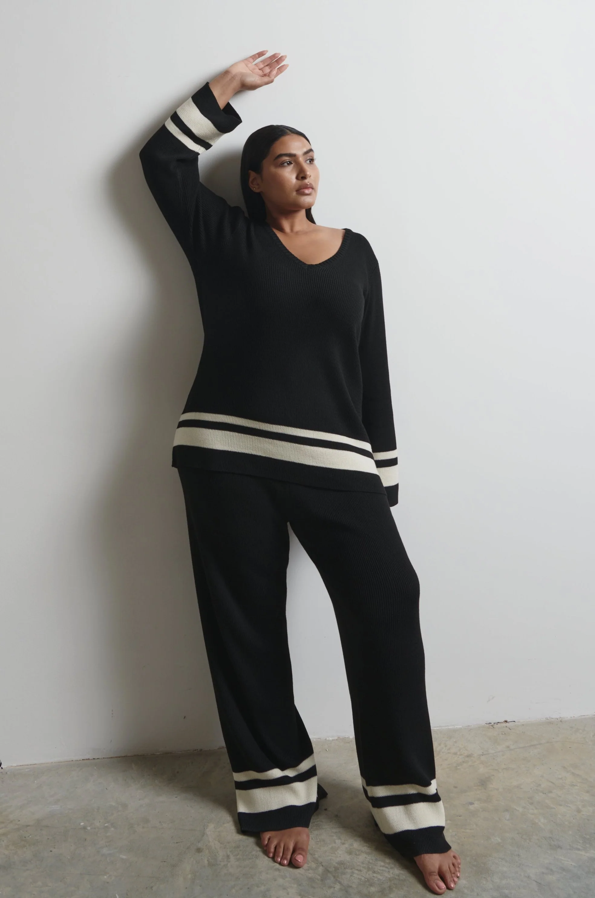 Cassie V Neck Contrast Knit Jumper Curve - Black and Cream - Image 2