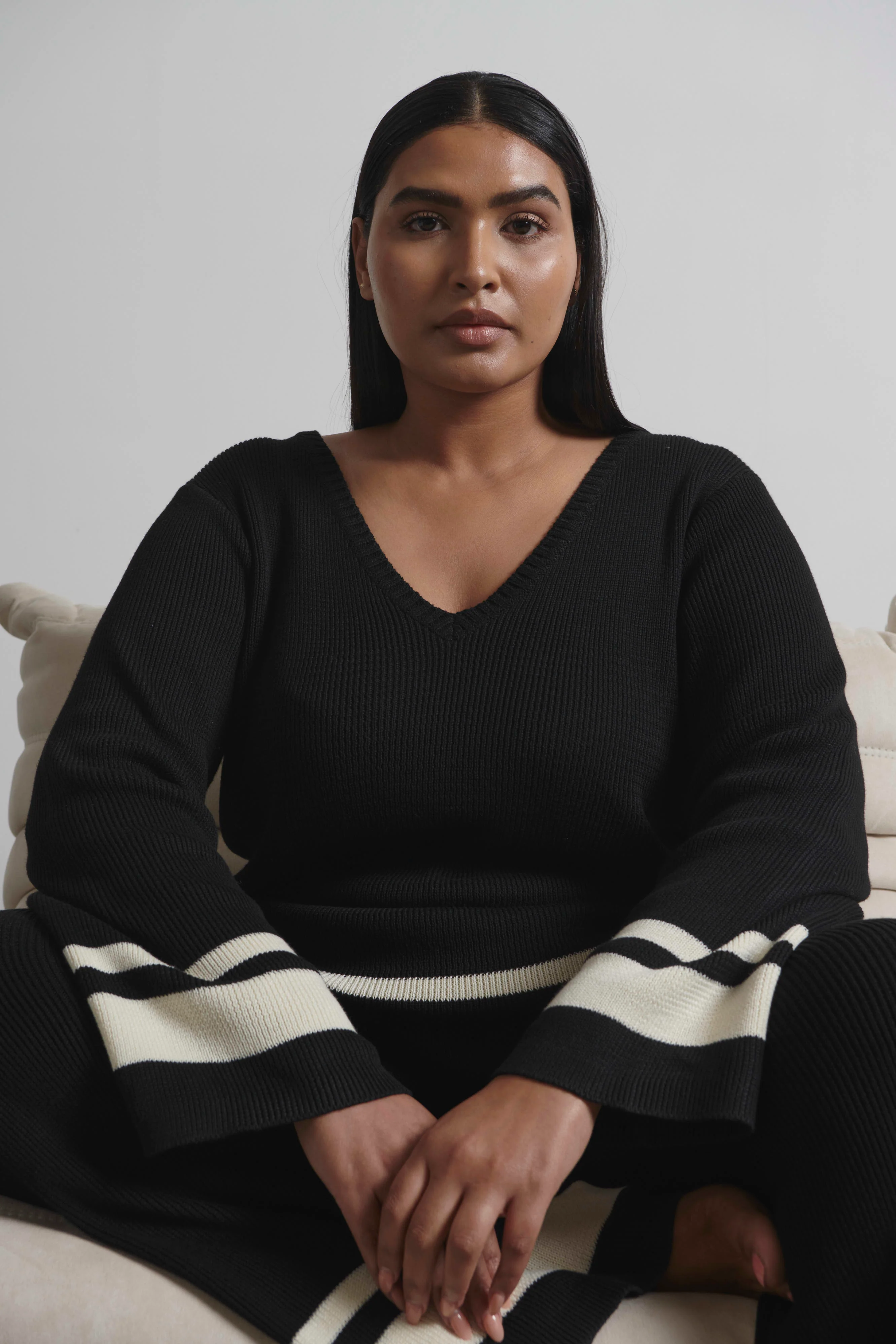 Cassie V Neck Contrast Knit Jumper Curve - Black and Cream - Image 3