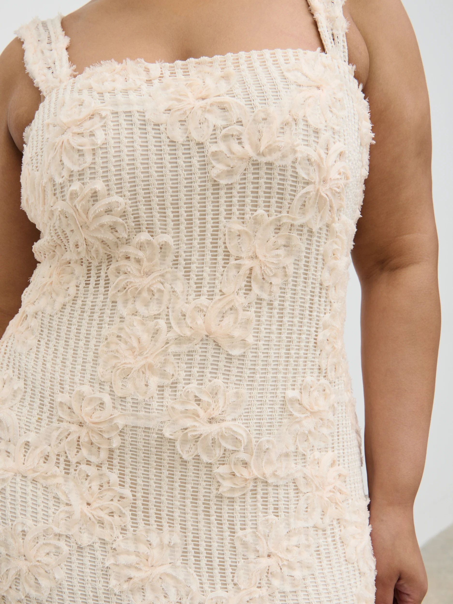 Gigou Crochet Floral Maxi Dress Curve - Cream - Image 4