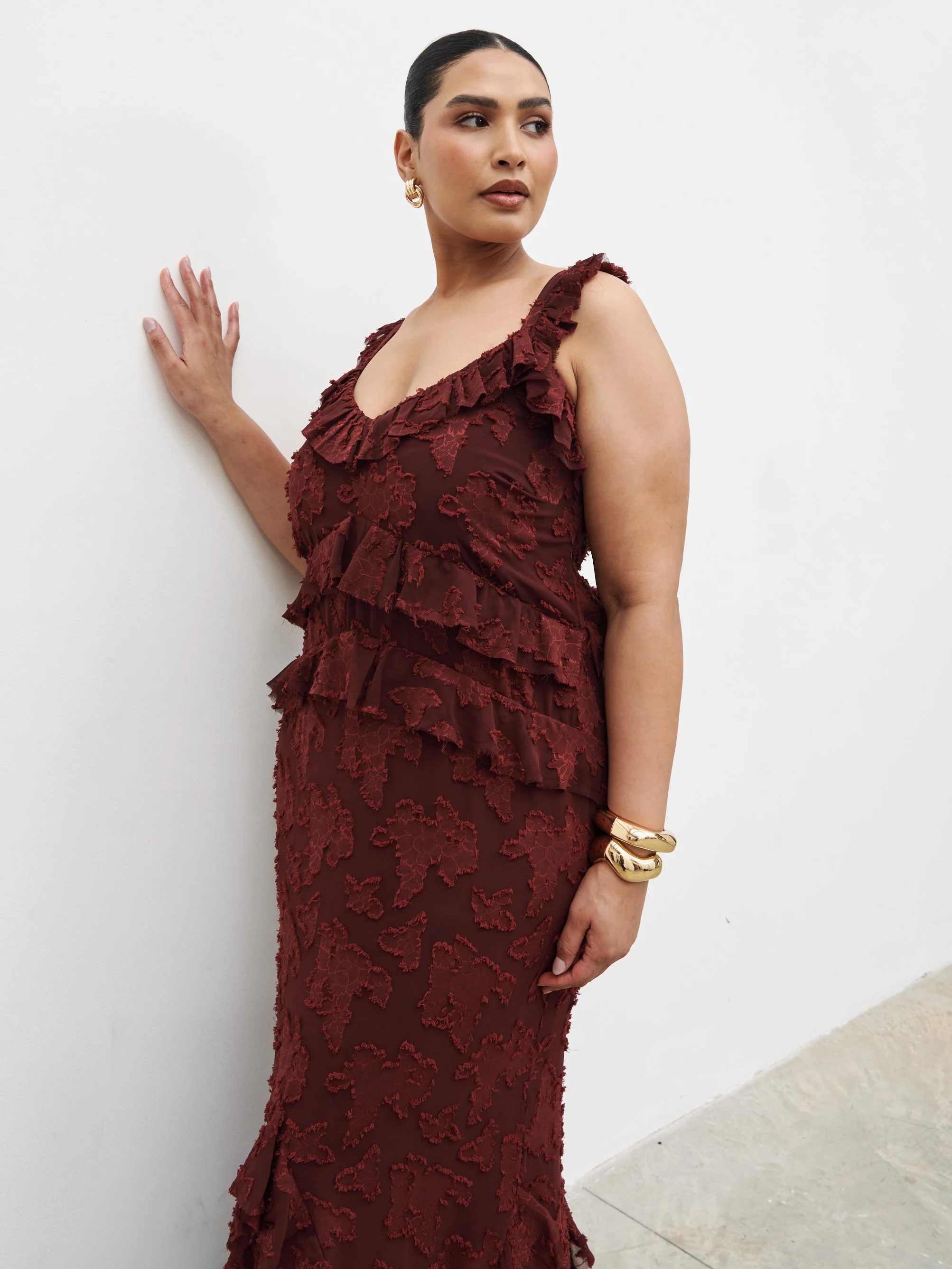 Helena Ruffle Jacquard Maxi Dress Curve - Mahogony - Image 3