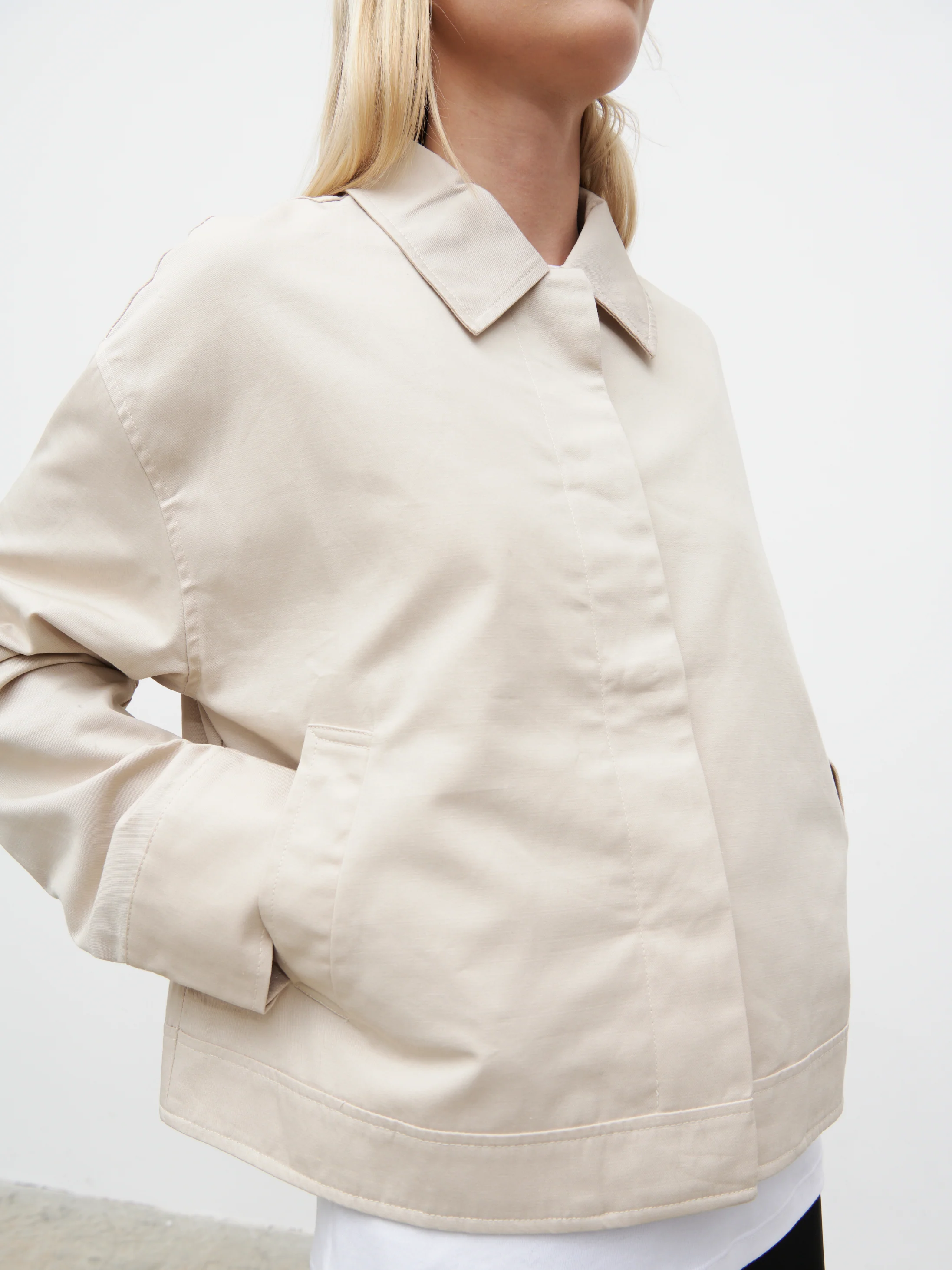 Isla Cropped Trench Coat - Stone - Image 6