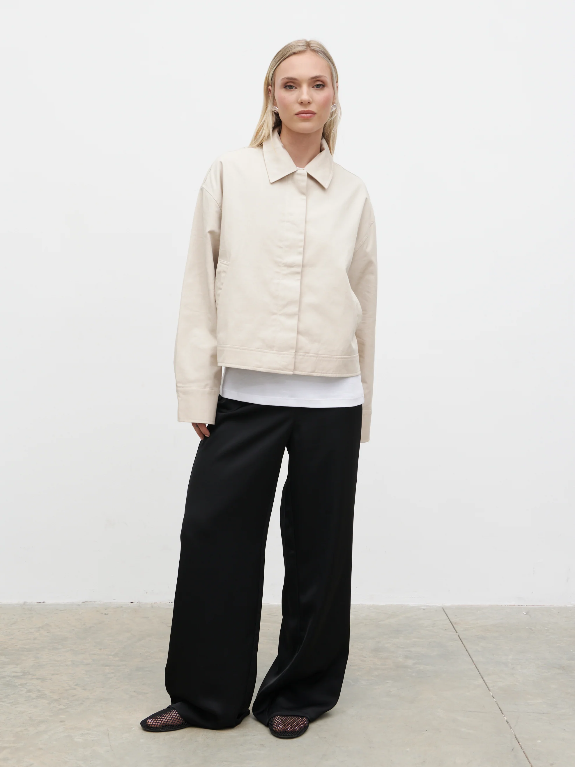 Isla Cropped Trench Coat - Stone - Image 7