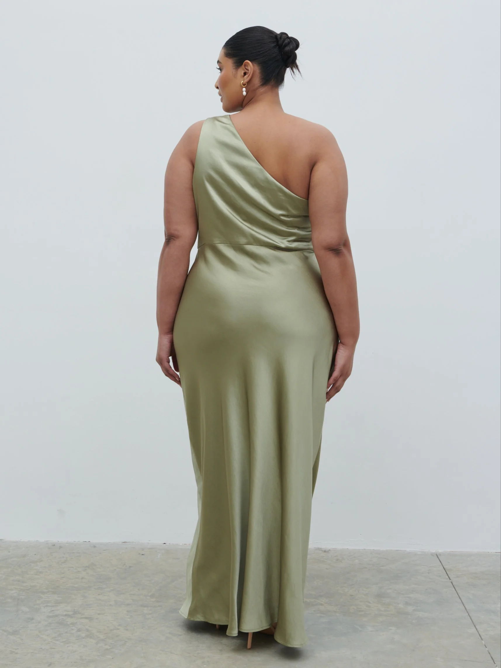 Juliet Ruched Maxi Bridesmaid Dress Curve - Matte Olive - Image 4