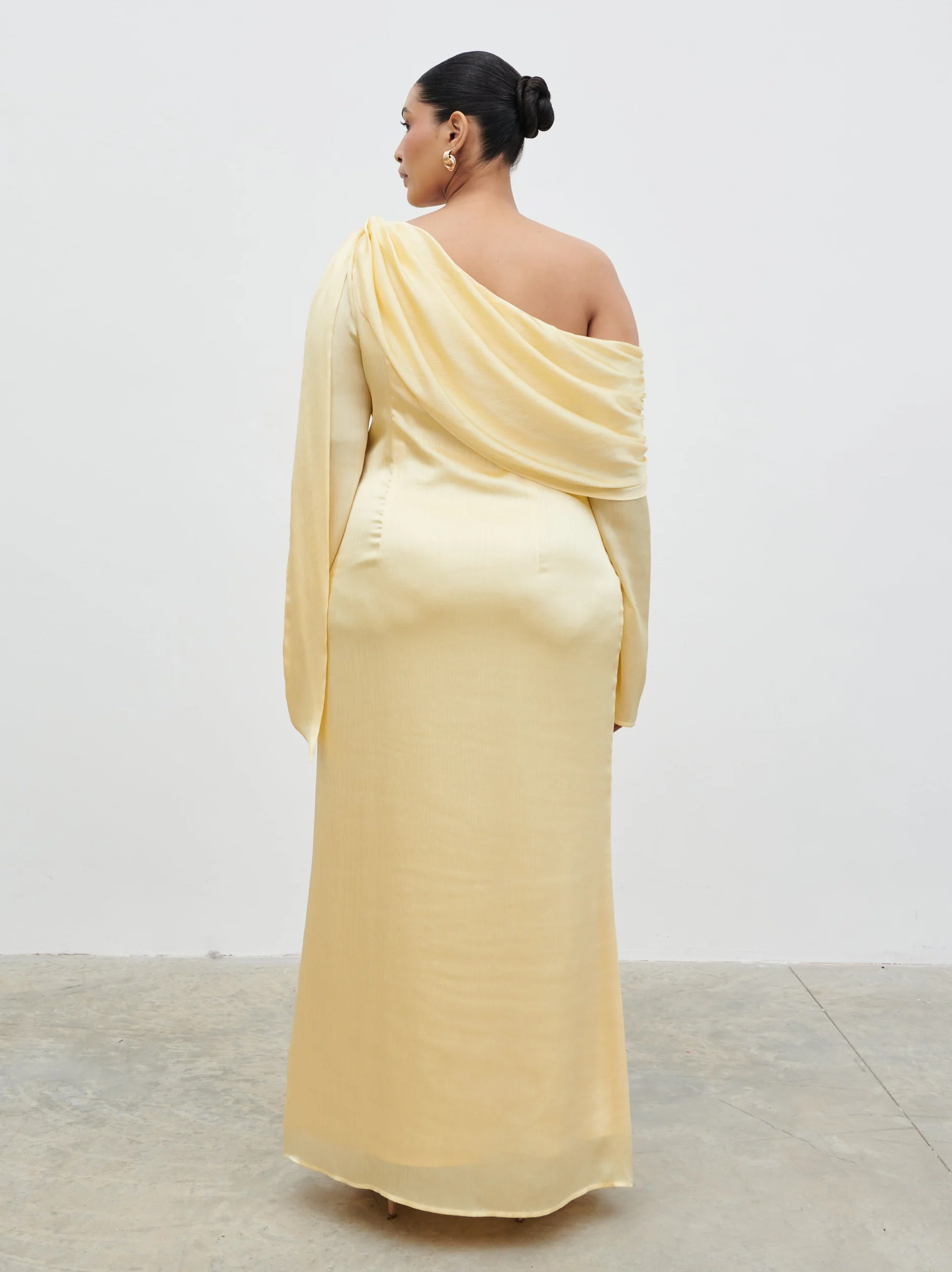 Neomie One Shoulder Tie Chiffon Maxi Dress Curve - Lemon - Image 5