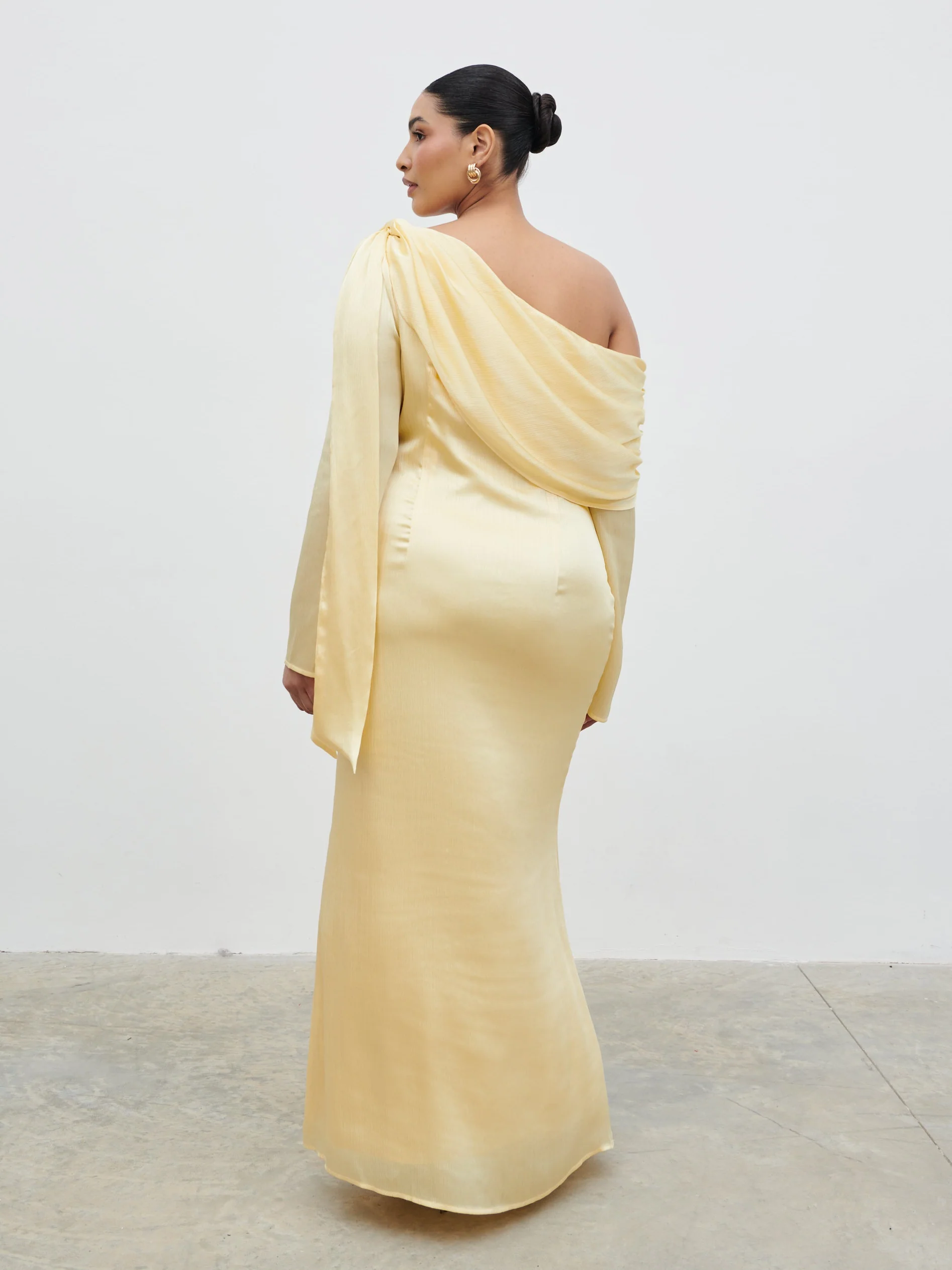 Neomie One Shoulder Tie Chiffon Maxi Dress Curve - Lemon - Image 6